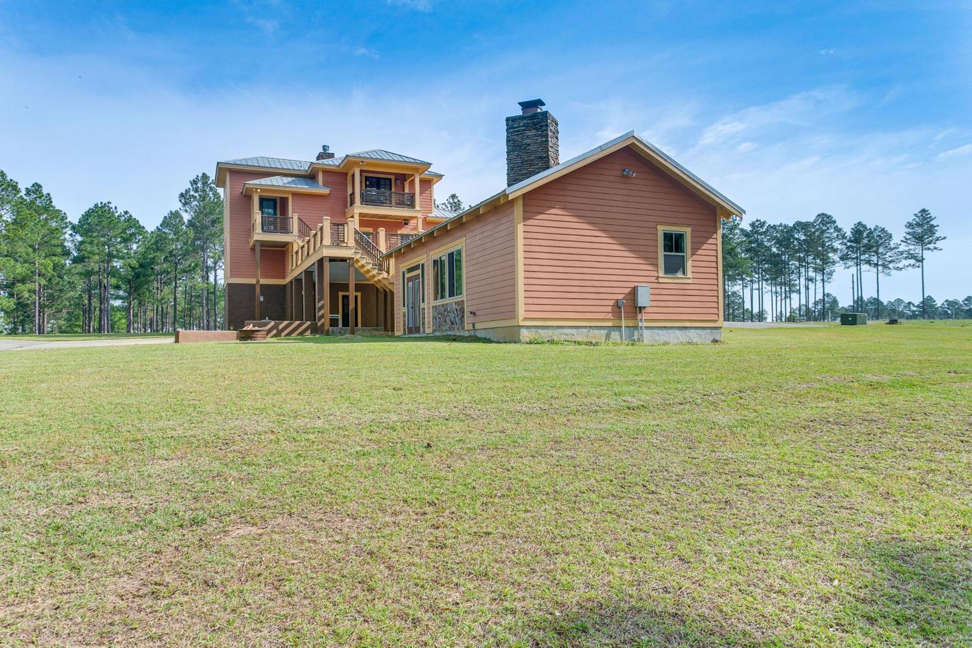Secluded Home With Deck - Near Downtown Fitzgerald! Exterior photo